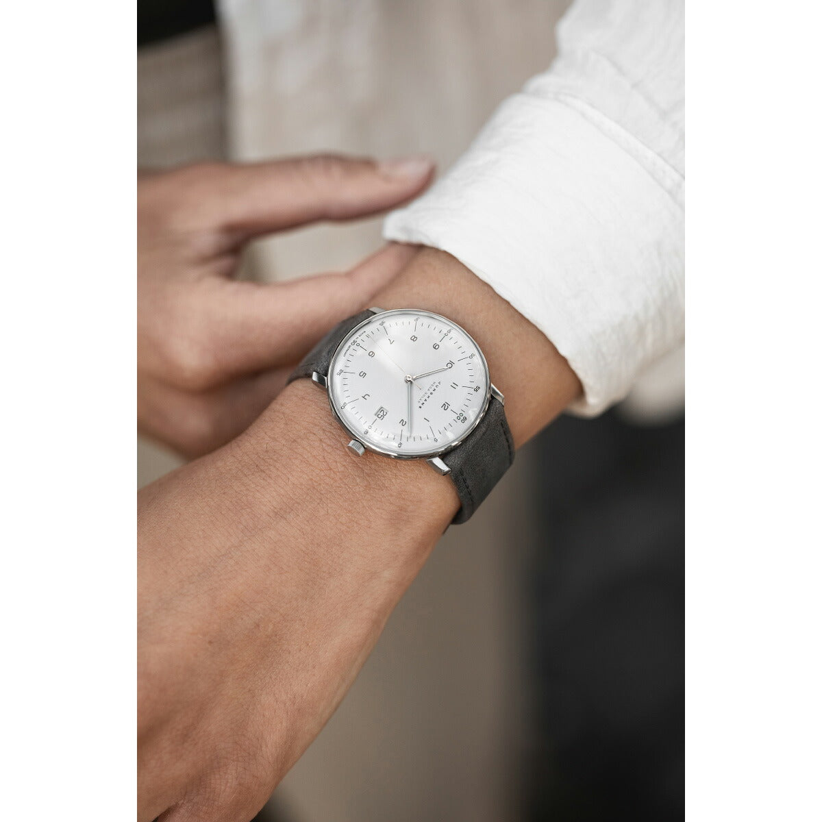 ユンハンス JUNGHANS Max Bill MEGA Solar マックス ビル メガ ソーラー 腕時計 メンズ 電波ソーラー 059 2021 02【60回分割手数料無料!】