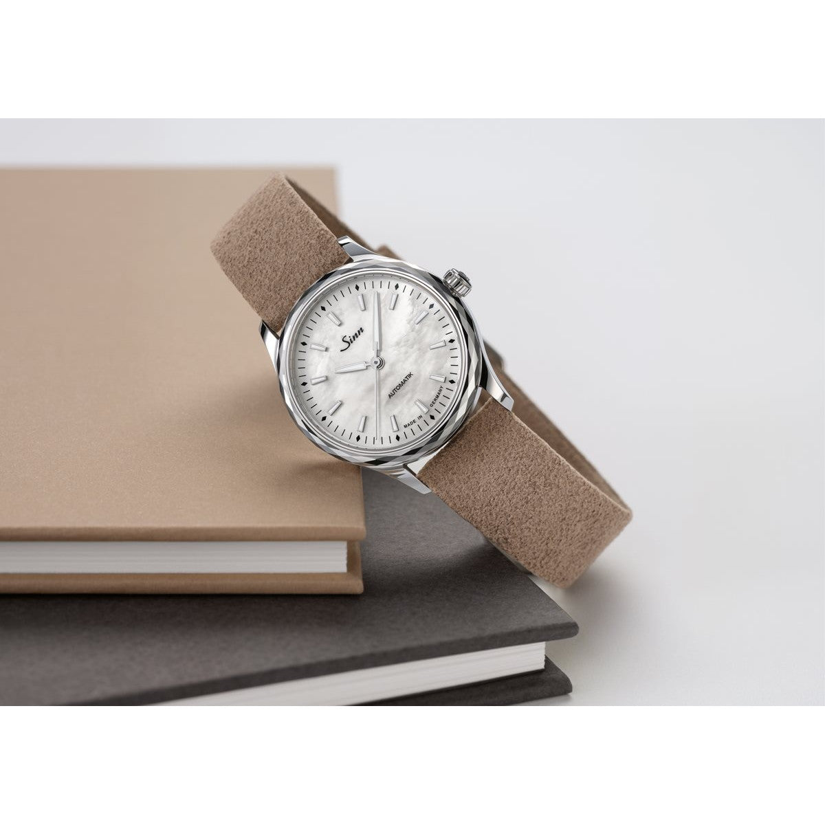 Sinn ジン 534 Mother-of-Pearl W 自動巻 腕時計 Classic Timepieces Ladies Watches クラシック アルカンターラ サンドカラー ドイツ製【60回分割手数料無料!】