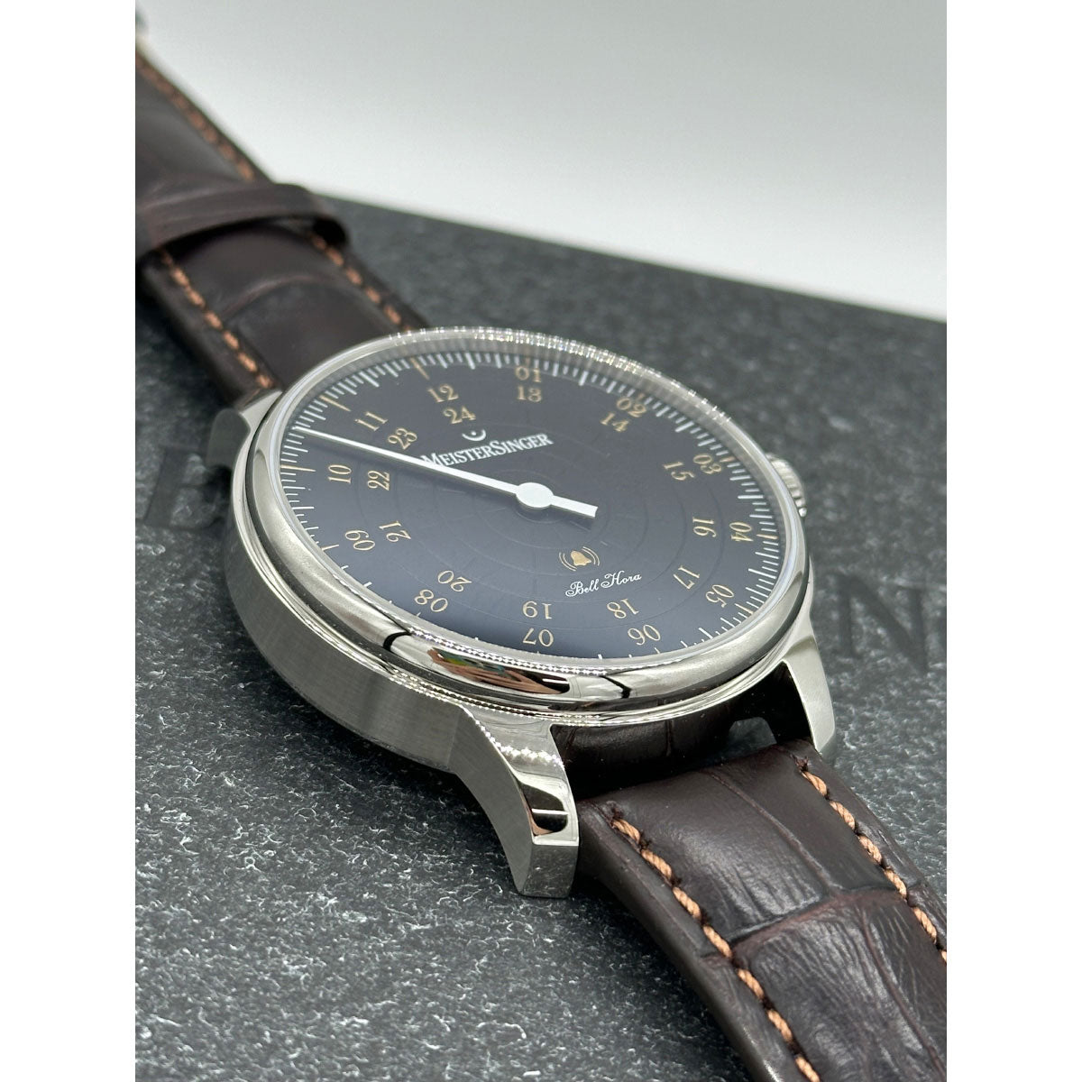 マイスタージンガー MeisterSinger ベルホーラ ブラック&ゴールド 43mm Bell Hora Black with gold 自動巻き 腕時計 メンズ BHO902G