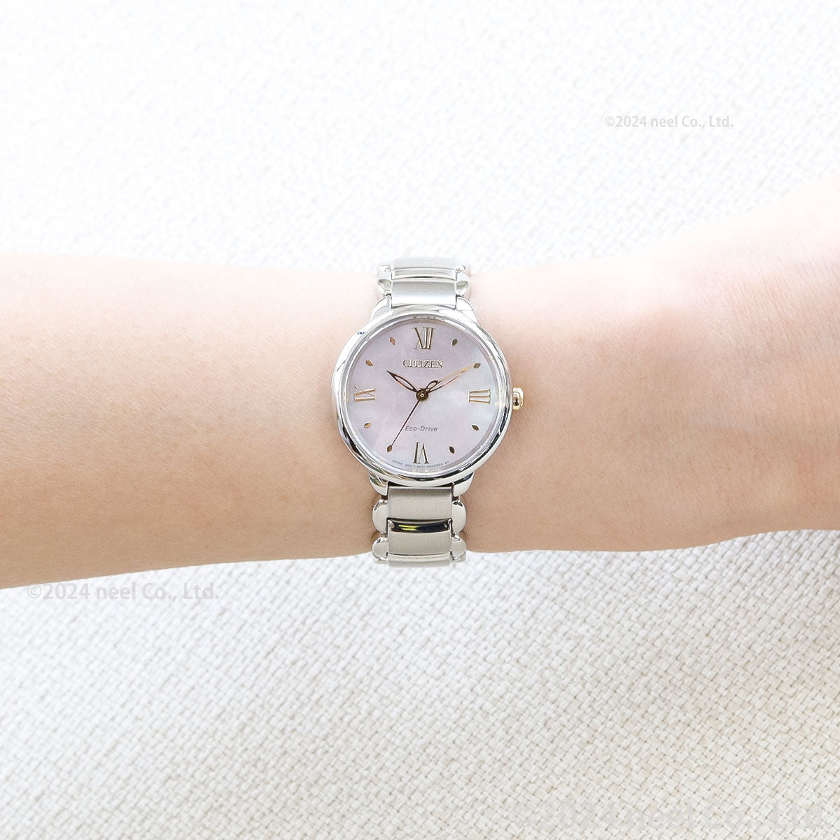 シチズン エル CITIZEN L エコドライブ 腕時計 レディース EM0927-87Y 白蝶貝文字板 ROUND Collection ピンク色のダリアの花言葉 「気品」