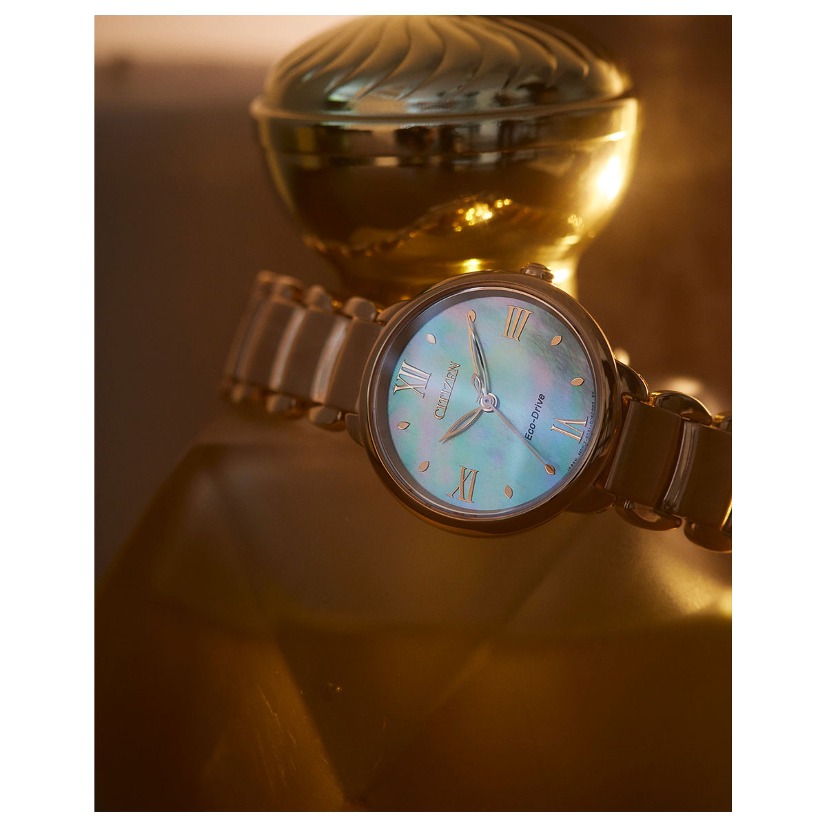 シチズン エル CITIZEN L エコドライブ 腕時計 レディース EM0928-84D 白蝶貝文字板 ROUND Collection ピンクやオレンジ色のダリアの花言葉 「優雅さ」