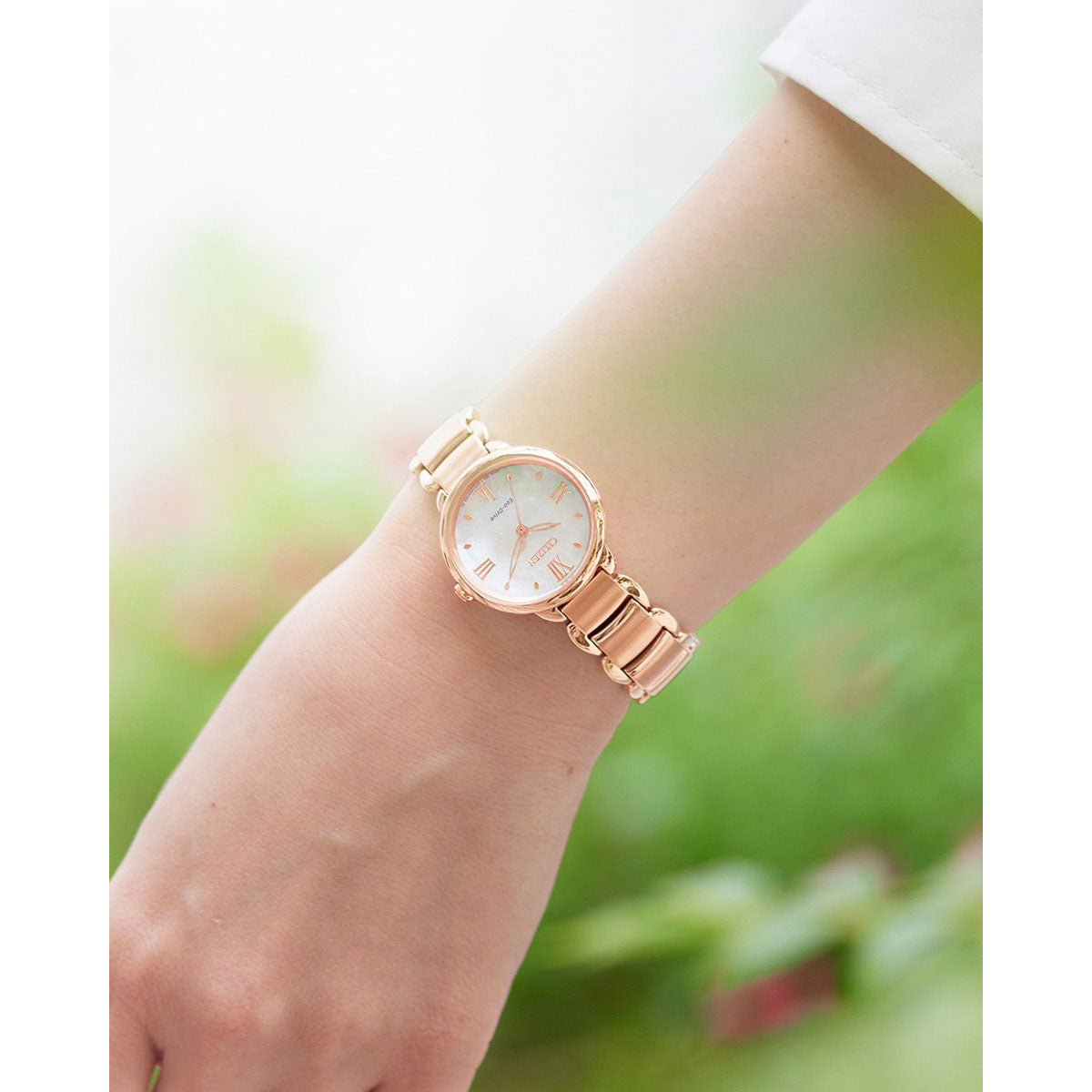 シチズン エル CITIZEN L エコドライブ 腕時計 レディース EM0928-84D 白蝶貝文字板 ROUND Collection ピンクやオレンジ色のダリアの花言葉 「優雅さ」