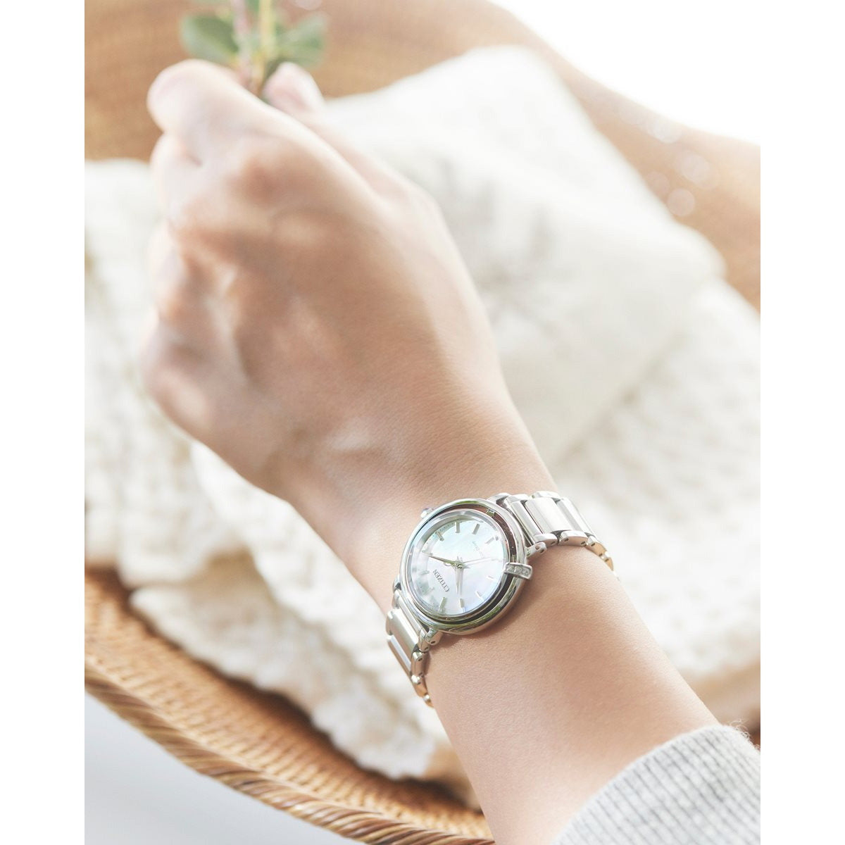 シチズン エル CITIZEN L エコドライブ 腕時計 レディース EM1090-60D ダイヤ入り 白蝶貝文字板 ARCLY Collection 日の出 モチーフ 替えバンド付き