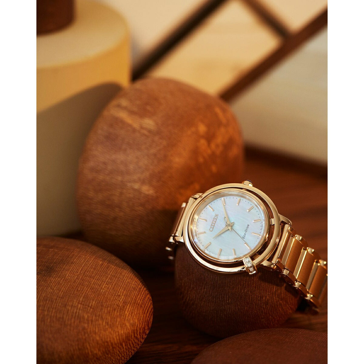 シチズン エル CITIZEN L エコドライブ 腕時計 レディース EM1093-61D ダイヤ入り 白蝶貝文字板 ARCLY Collection 日の出 モチーフ 替えバンド付き