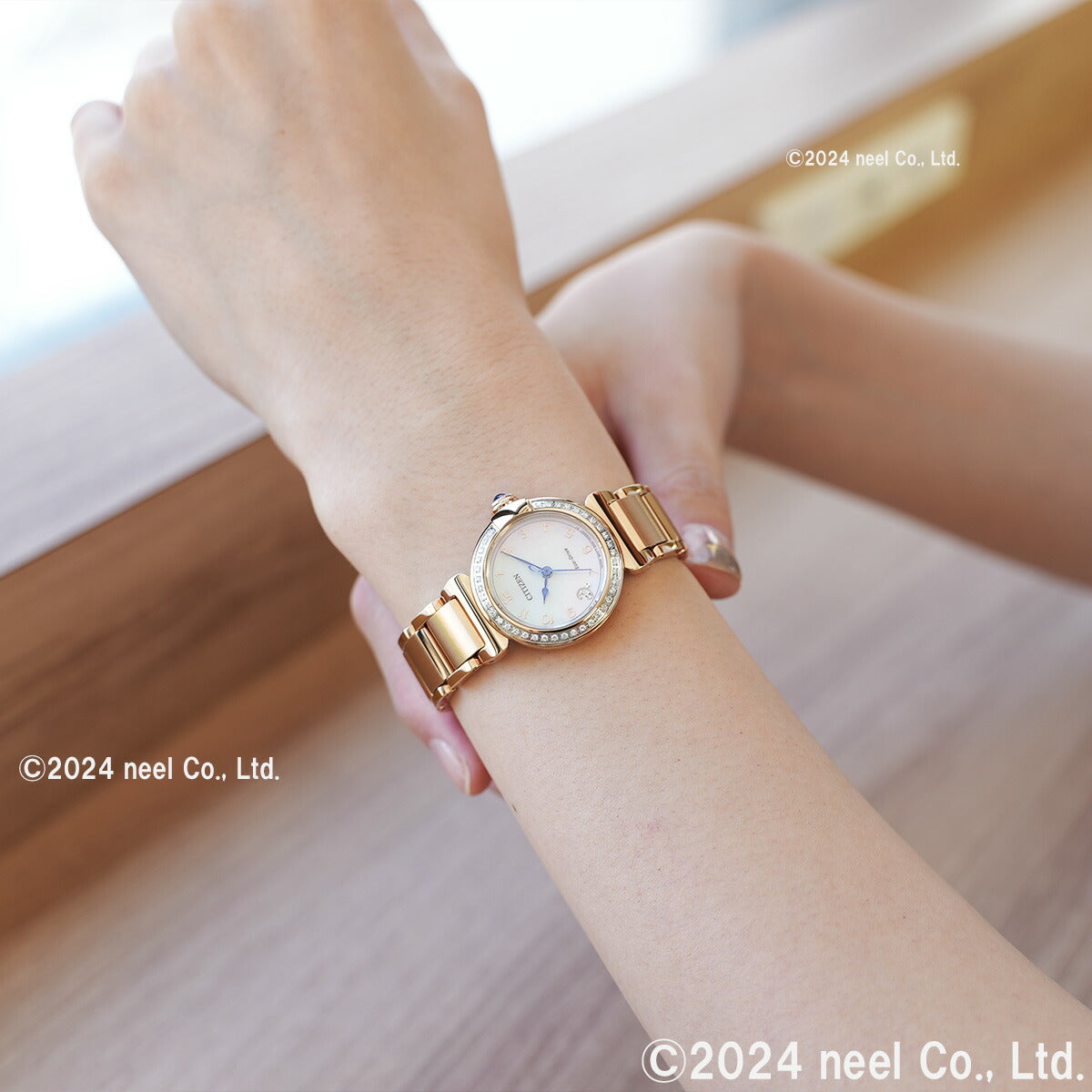 シチズン エル CITIZEN L エコドライブ 腕時計 レディース EM1123-89D 白蝶貝文字板 ROUND Collection スズラン モチーフ【2024 新作】