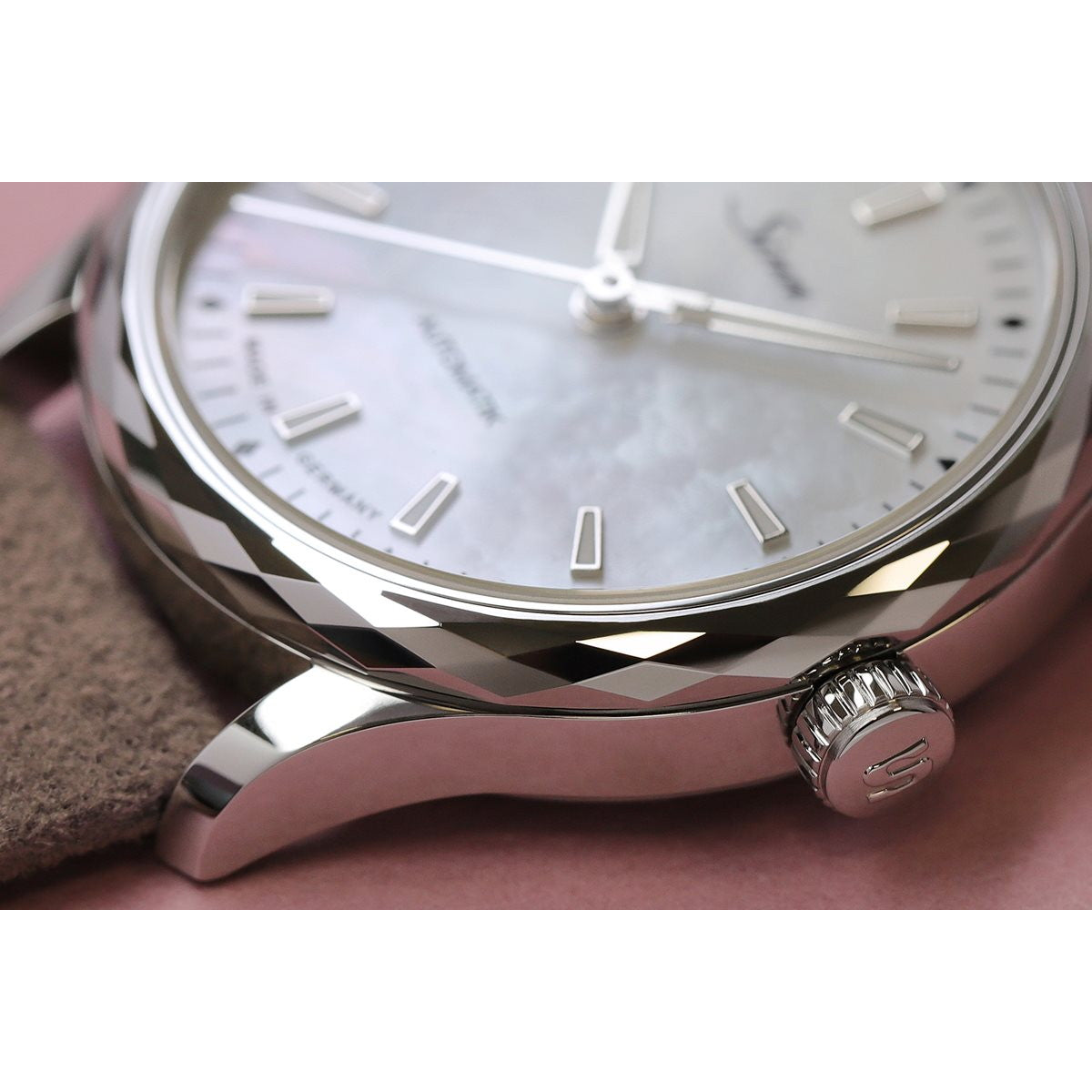 Sinn ジン 534 Mother-of-Pearl W 自動巻 腕時計 Classic Timepieces Ladies Watches クラシック アルカンターラ サンドカラー ドイツ製【60回分割手数料無料！】