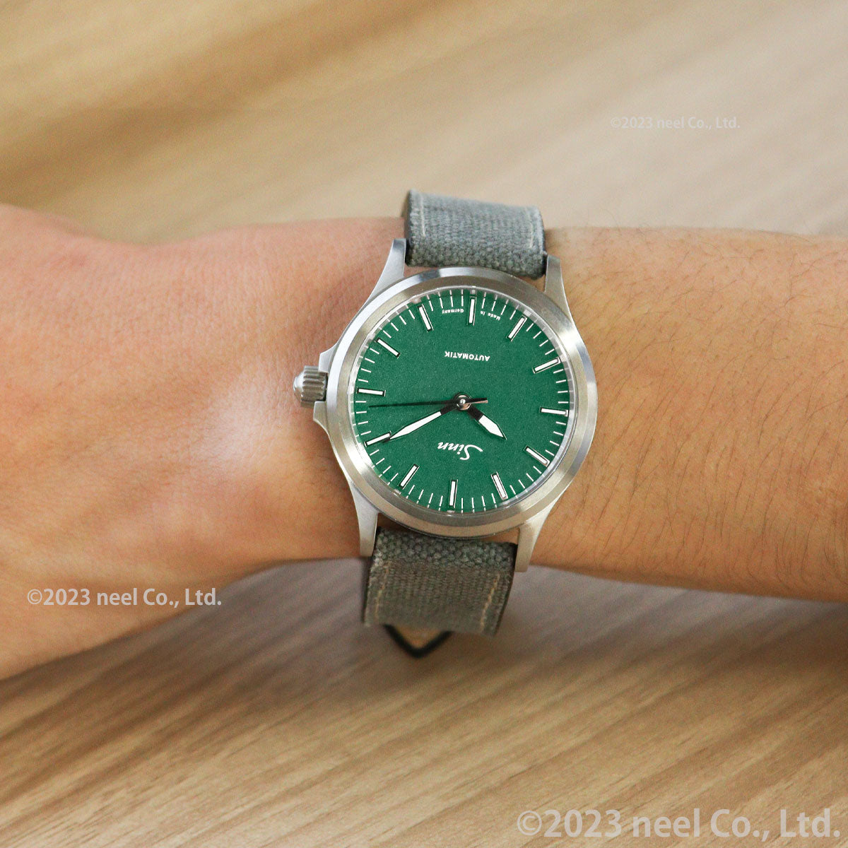 【60回分割手数料無料！】Sinn ジン 556 Emerald Green 自動巻き 腕時計 メンズ Instrument Watches インストゥルメント ウォッチ エメラルドグリーン キャンバスレザーストラップ ドイツ製