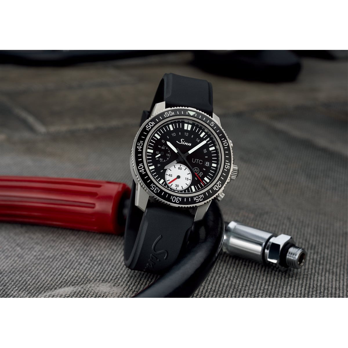 Sinn ジン 613 St UTC 自動巻き 腕時計 メンズ Diving Watches ダイバーズウォッチ シリコンストラップ マット尾錠 ドイツ製【60回分割手数料無料！】