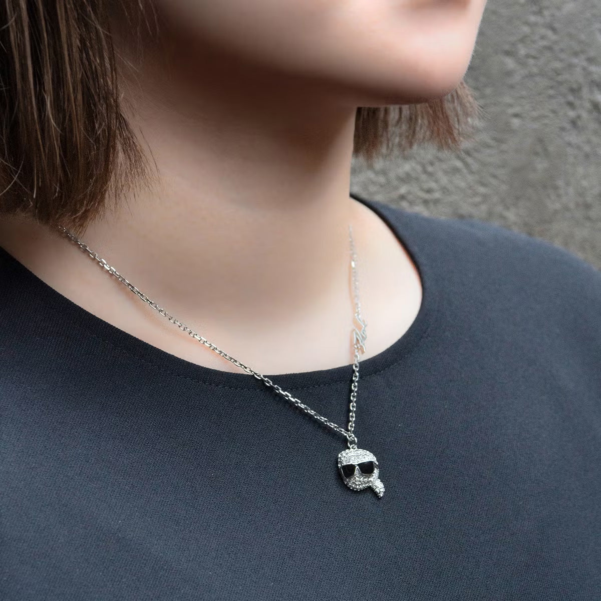 カール ラガーフェルド KARL LAGERFELD ネックレス ペンダント アクセサリー チャームコレクション Charm Collection シルバー クリスタル ホワイト エナメル カール ヘッド チャーム KLAYD06