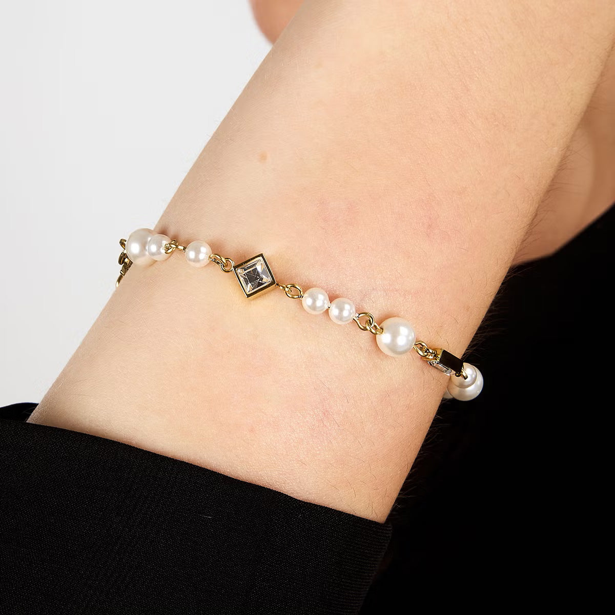 カール ラガーフェルド KARL LAGERFELD ブレスレット アクセサリー パールコレクション Pearl Collection イエローゴールド シェル パール ホワイト クリスタル バゲット カット ストーン KLAYR19